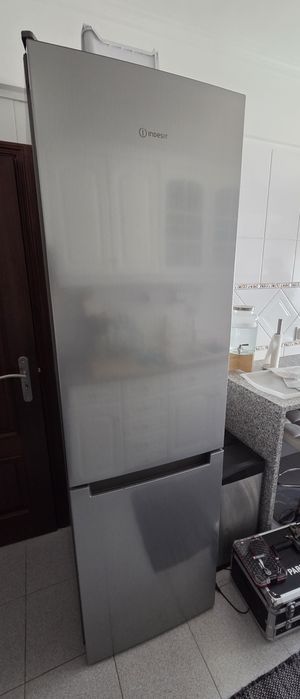 Frigorífico Combinado INDESIT INFC9 TA23X