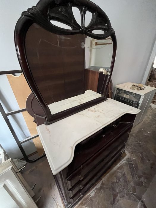 Comoda em madeira maciça/marmore