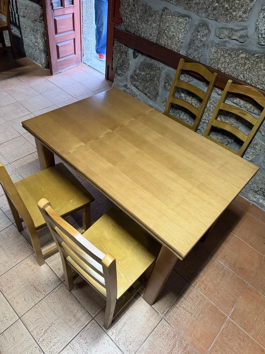 Mesa extensível com 4 cadeiras