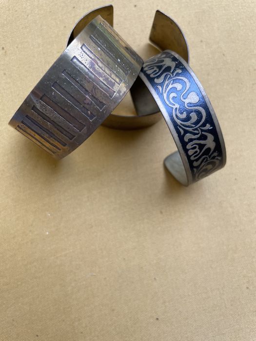 Pulseiras metal grossas anos 80