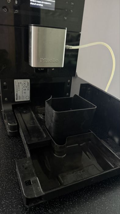 Кавомашина Miele CM5300 + молочний термос та хімія. З Англії
