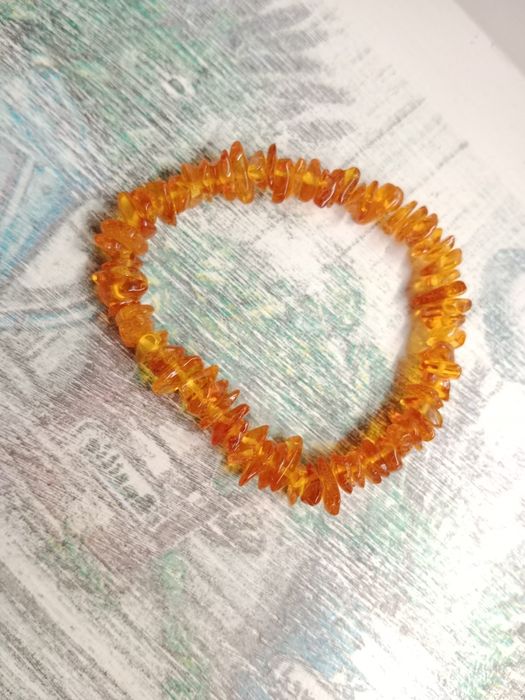 Drobna bransoletka z bursztynu na gumce bursztyn bałtycki bursztynki