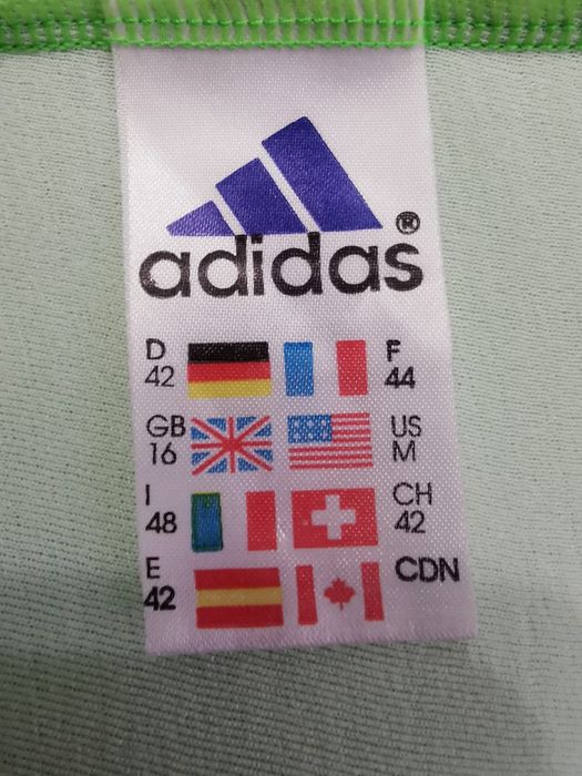 Wygodny, kobiecy top sportowy marki Adidas