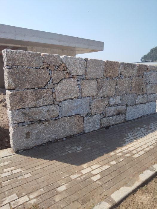 Muros em pedra antiga