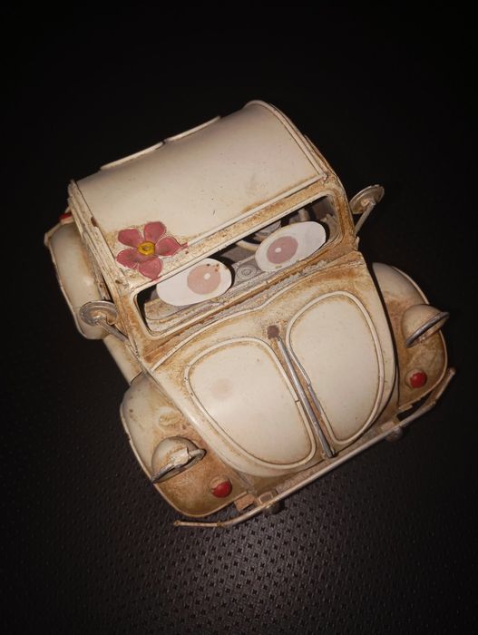 Carro em lata decorativo