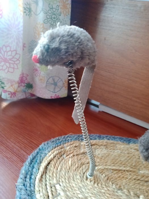 Дряпалка для котів з іграшкою.