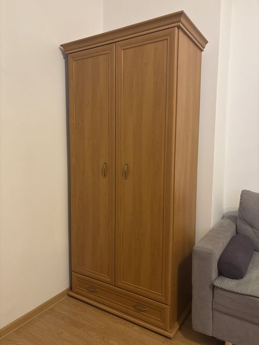 Szafa z wieszakiem i półką wewnątrz