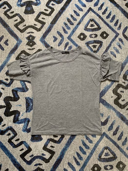 Szary t-shirt z ozdobna falbanką na rękawach