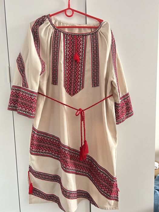 Вишита жіноча сукня