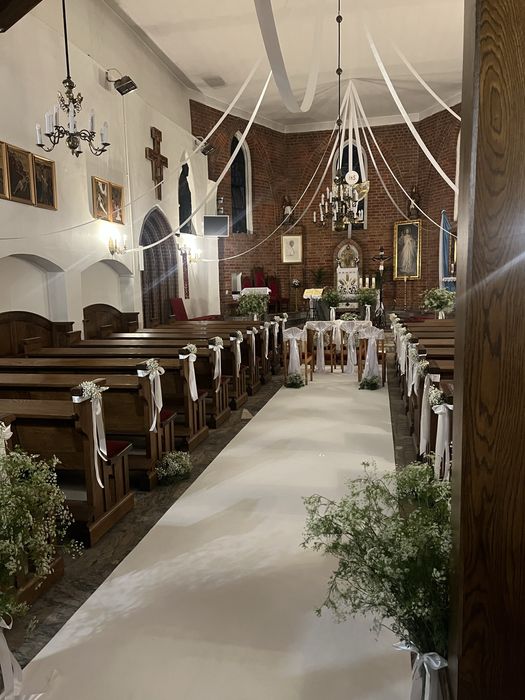 Bialy dywan do kościoła, slub weslee