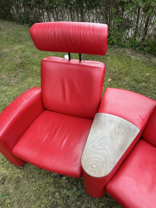 Sofa kinowa rozkładana Stressless Arion czerwona skóra i pufa