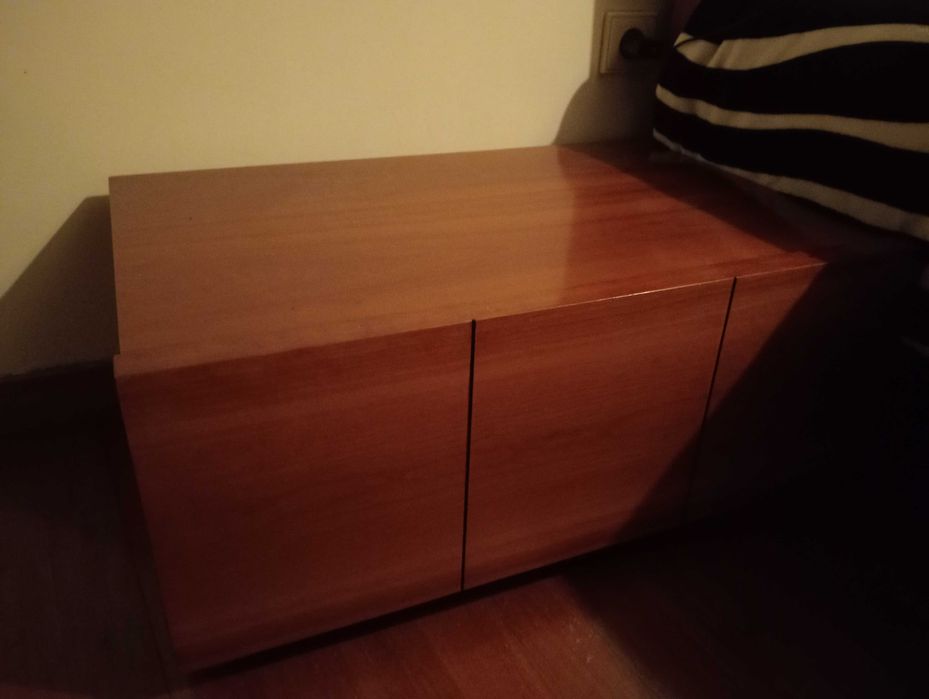 Cama, mesinhas e cómoda