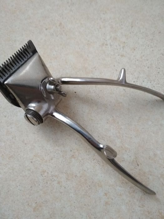 Ручная машинка для стрижки волос.