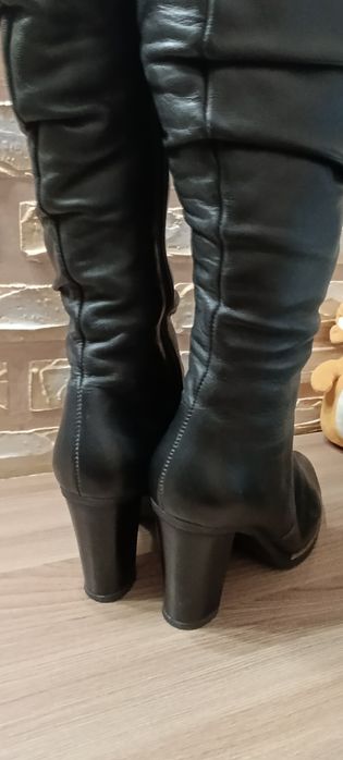 Чорні шкіряні чоботи