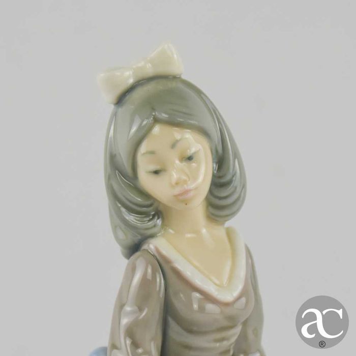 Figura em porcelana Lladró, representando uma jovem mulher com vestido de época