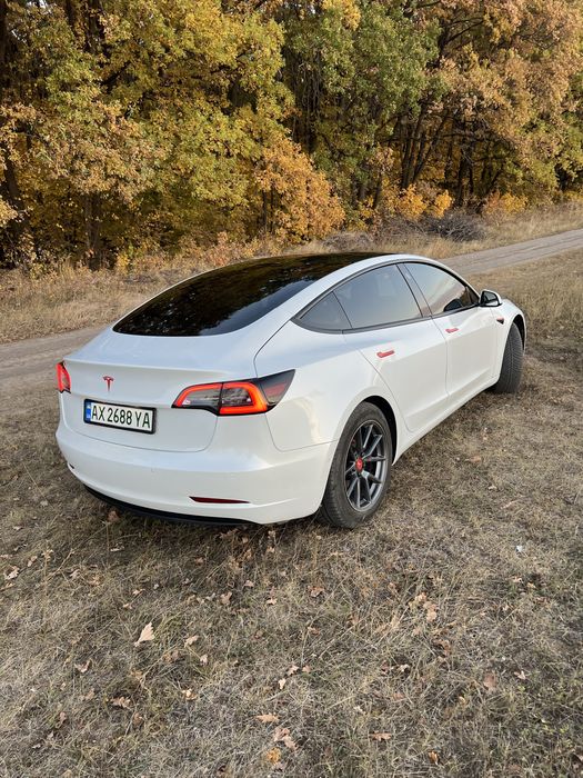 Белая Тесла Tesla Model 3 2020 restyling рестайлінг 60 kWt