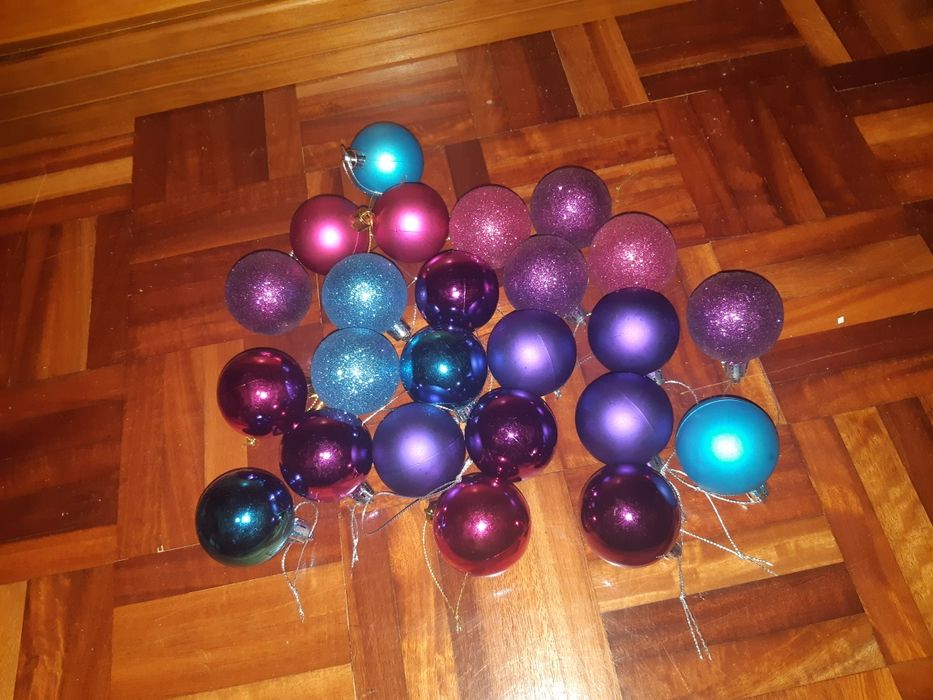 Enfeites de natal em rosa, roxo e azul
