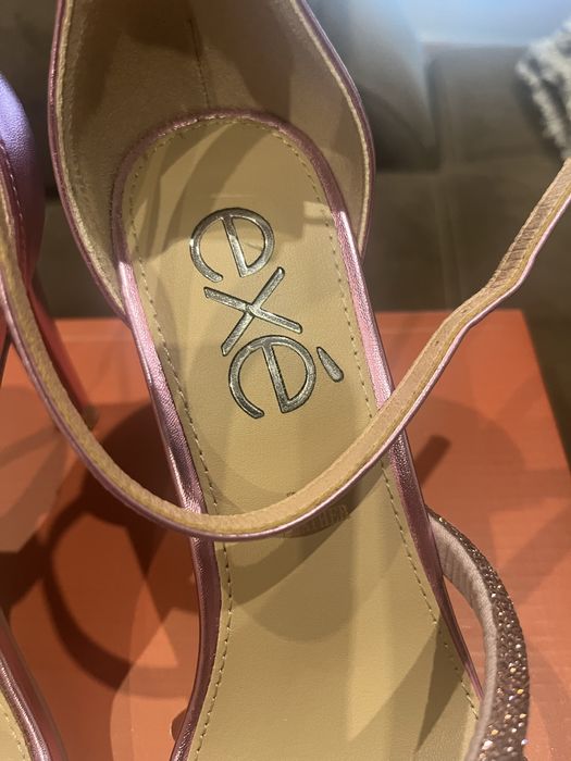 Sandalias Exe rosa usadas aoenas uma vez