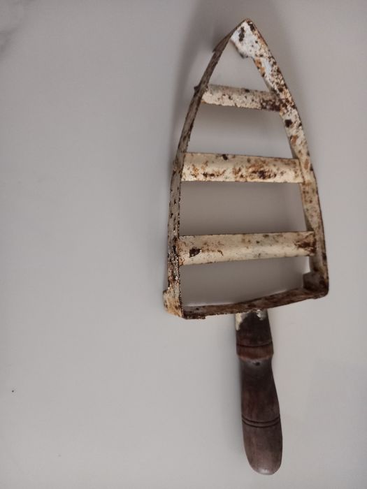 Base do ferro a carvão antigo