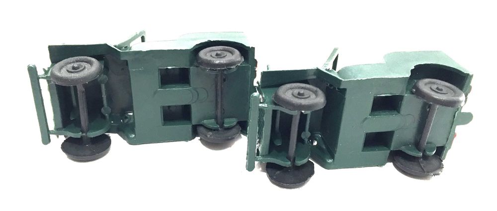 2 x Jeeps em plástico antigos