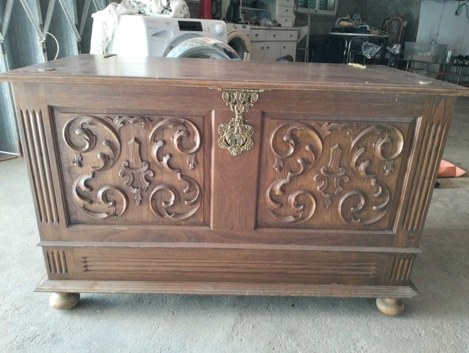 baú em madeira talhada