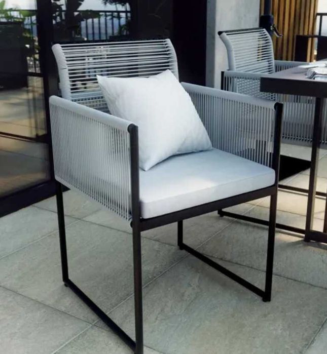 Mesa exterior em metal e vidro