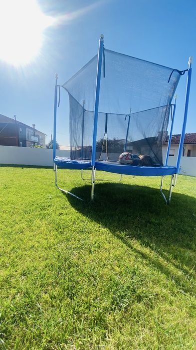 Trampolim excelente para brincar