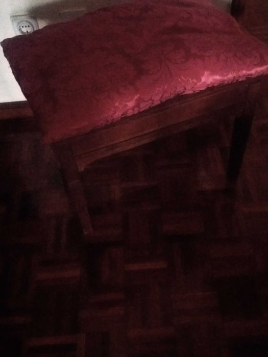 Banqueta Antiga com Segredo