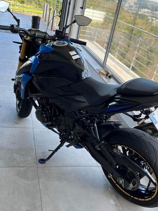 Suzuki gsx-s750.