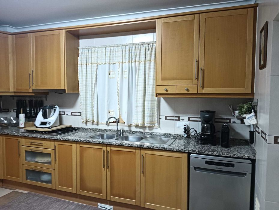Cozinha completa em madeira de faia clara em muito bom estado + mesa, cadeiras e exaustor