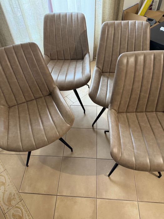 4 cadeiras em pele