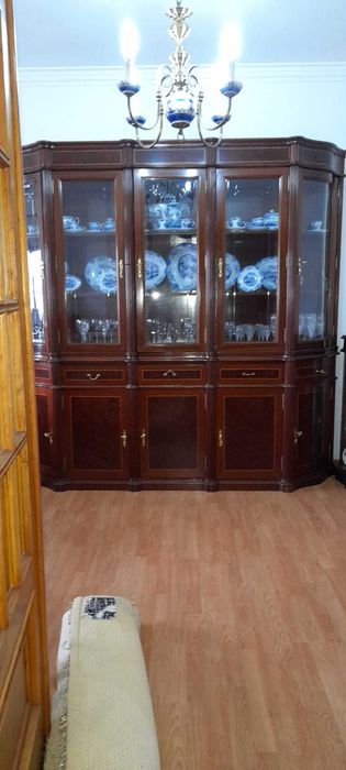 Louceiro grande com portas de vidro