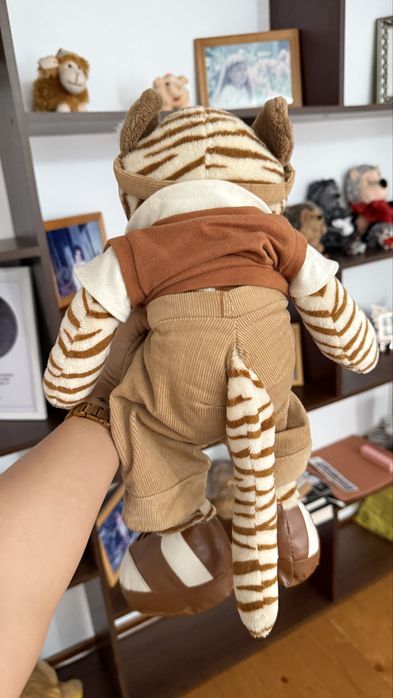 Мякий тигр в костюмі