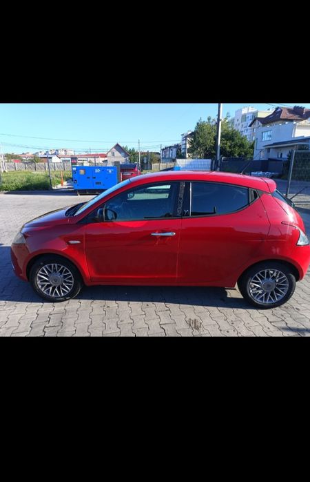 lancia ypsilon 2012