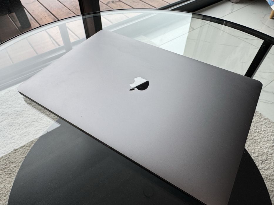 Macbook Pro 15” Space Gray 2017 i7 16 GB RAM 256 GB