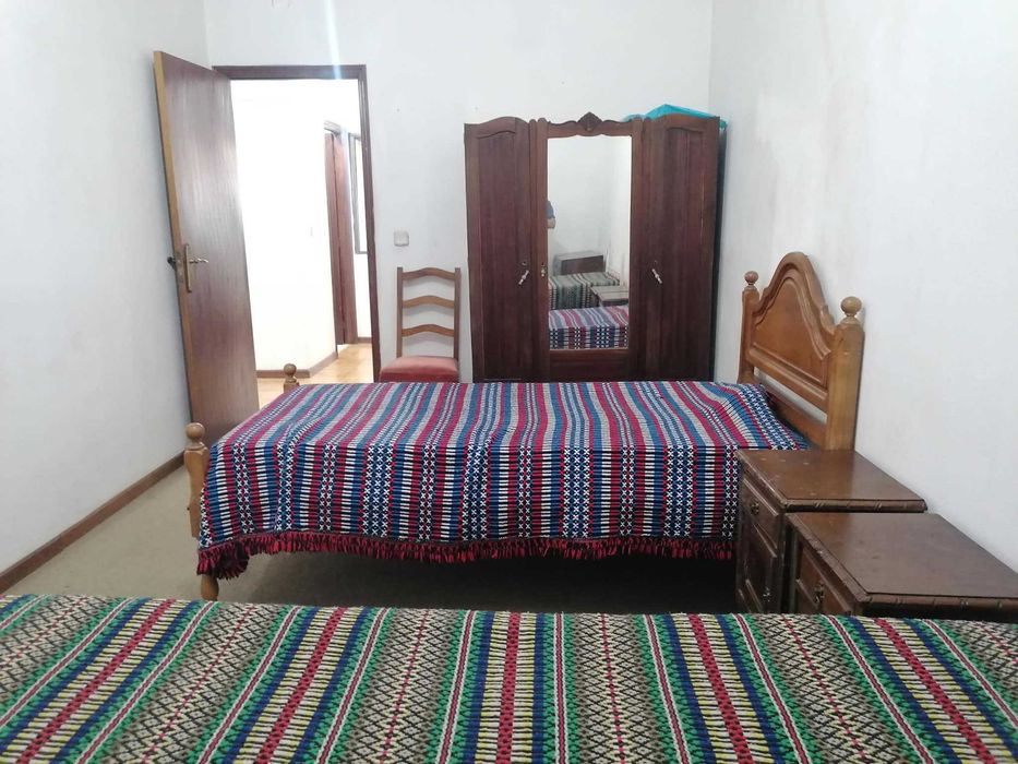 Quartos para arrendar: 1 Individual (150€) + 2 Duplos (200€)