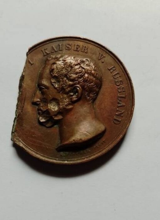 Продам медаль поврежденную