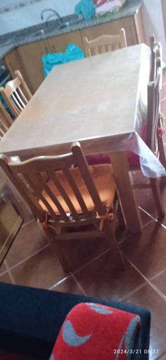 Mesa com  cadeiras e camas