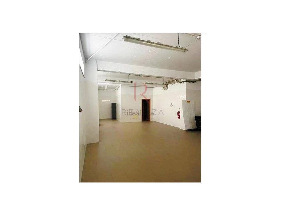 Loja com saída de fumos em Corroios