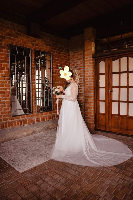 Suknia ślubna z odpinanym trenem dla niskiej osoby 157+8cm obcas