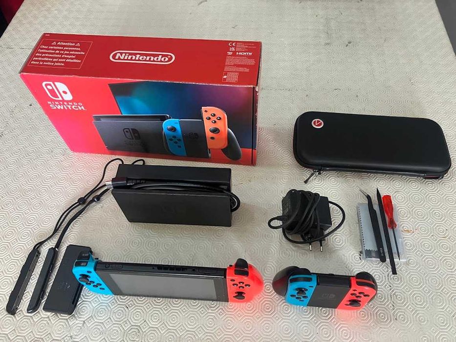 Nintendo Switch1 Completa com comandos extra e caixa de transporte