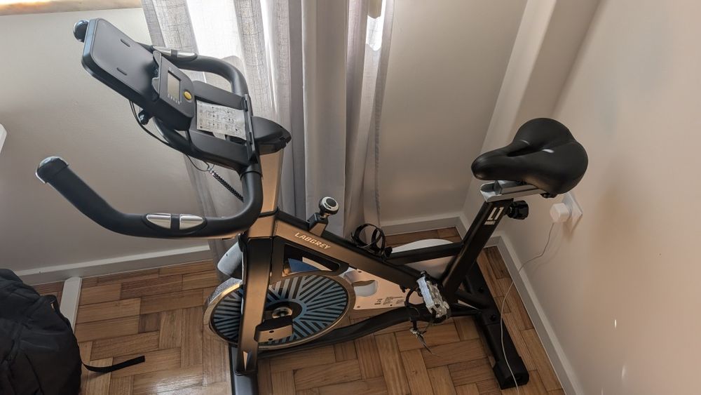 Academia de exercícios de bicicleta indoor