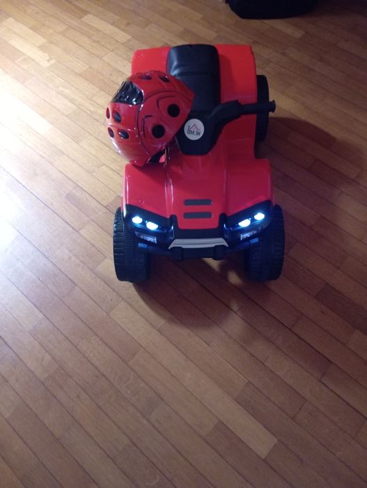 Carro eléctrico com capacete