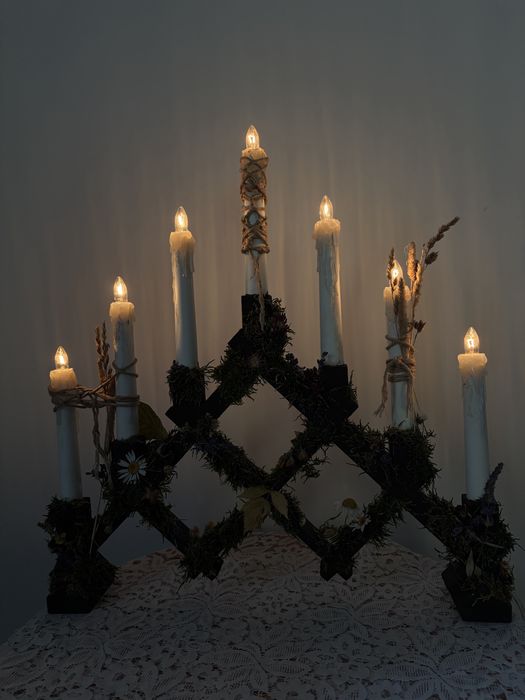 lampka nocna stołowa drewniana świecznik z suszonymi kwiatami i mchem