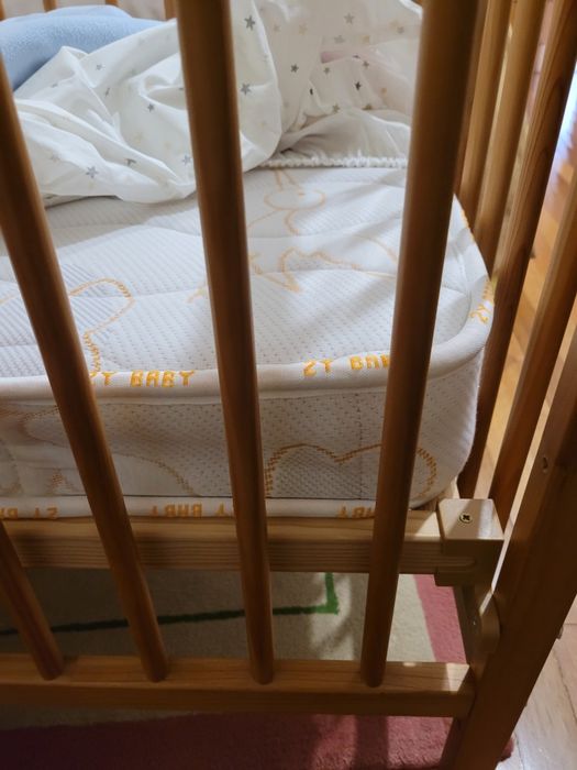 Cama de bebê e colchão