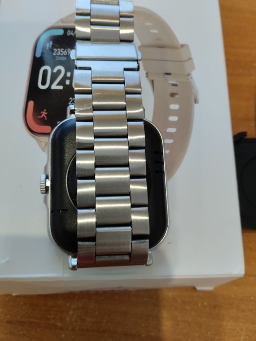 Smartwatch relógio com bracelete metálica.