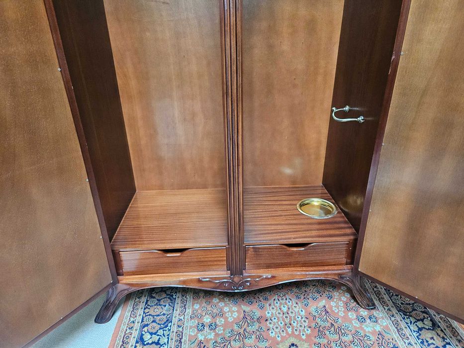 Armário antigo com portas espelhadas - Muito bom estado geral