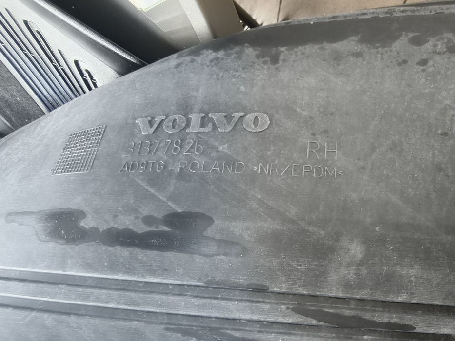 Sprzedam używane dywaniki samochodowe przednie – Volvo XC60