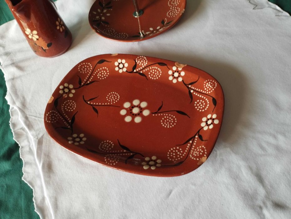 Conjunto de louça artesanal em barro vermelho