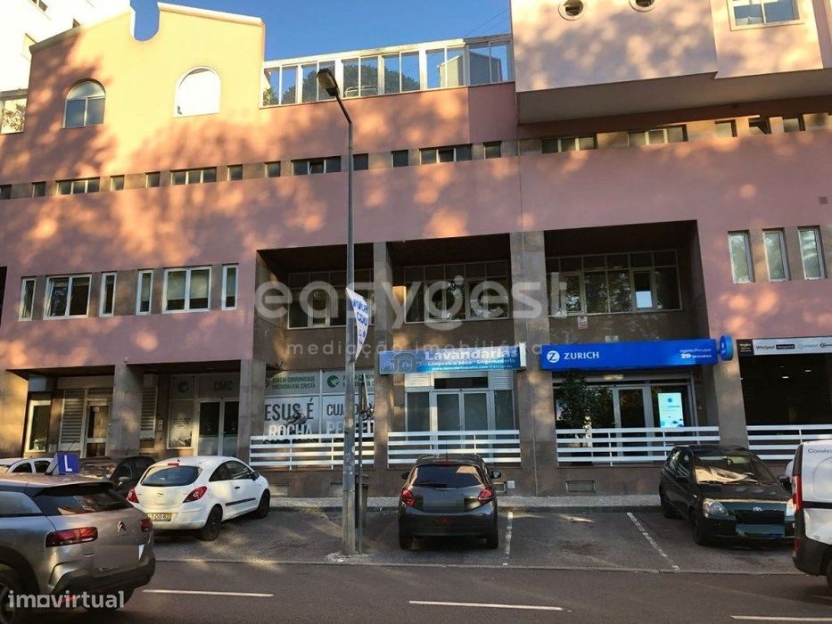 Loja com 98m2, transformada para uso habitacional.